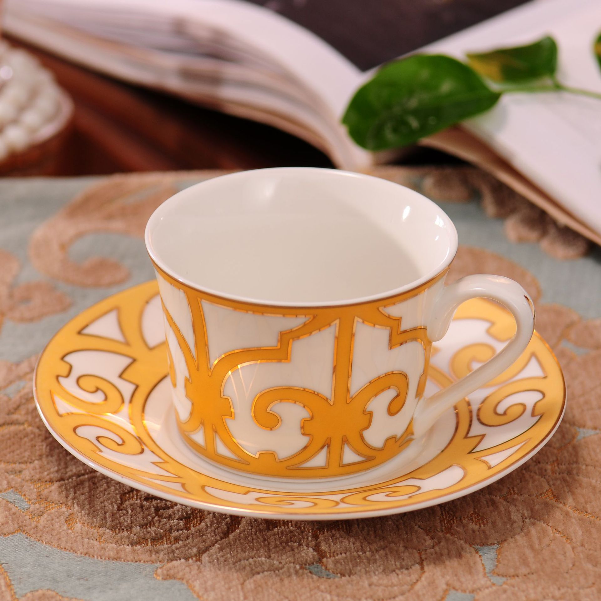 Set da caffè e da tè con balcone spagnolo giallo di lusso europeo con bordo in oro Bone China Tazze Teiere pomeridiane Barattolo di zucchero