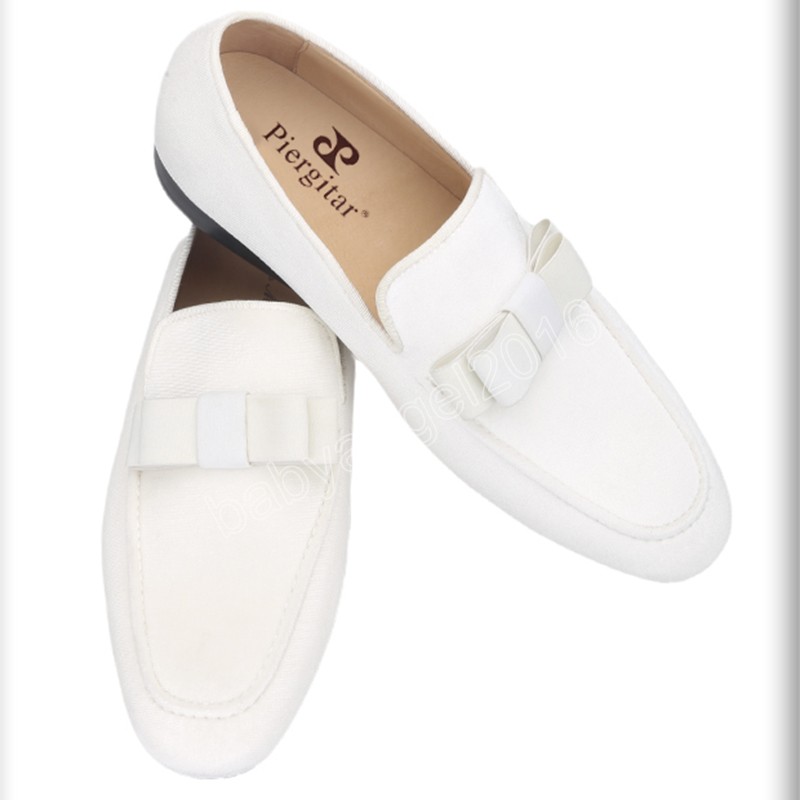 Sapatos de mocassins de veludo branco