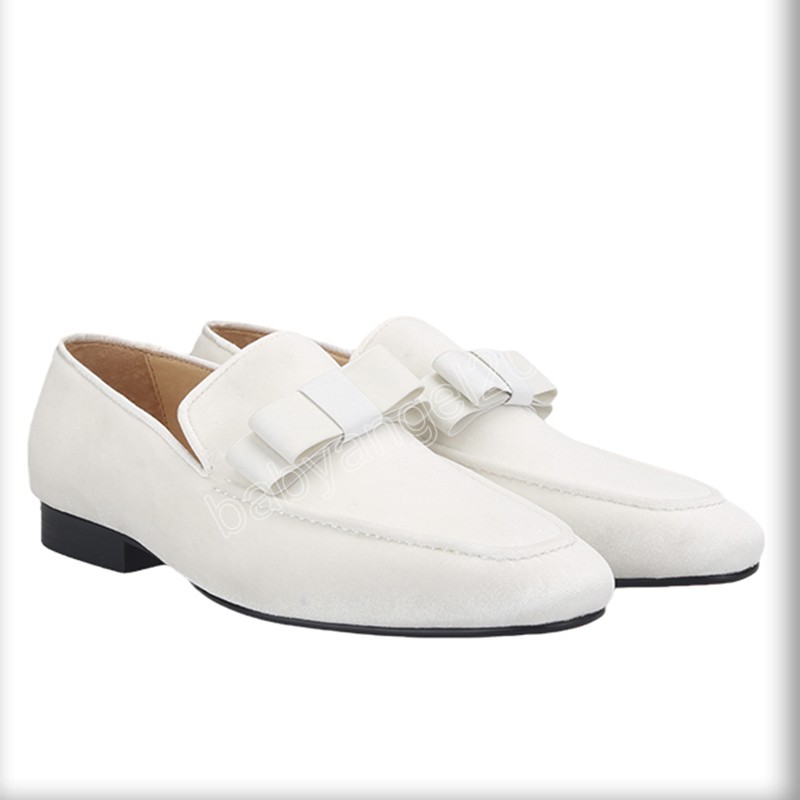 Sapatos de mocassins de veludo branco