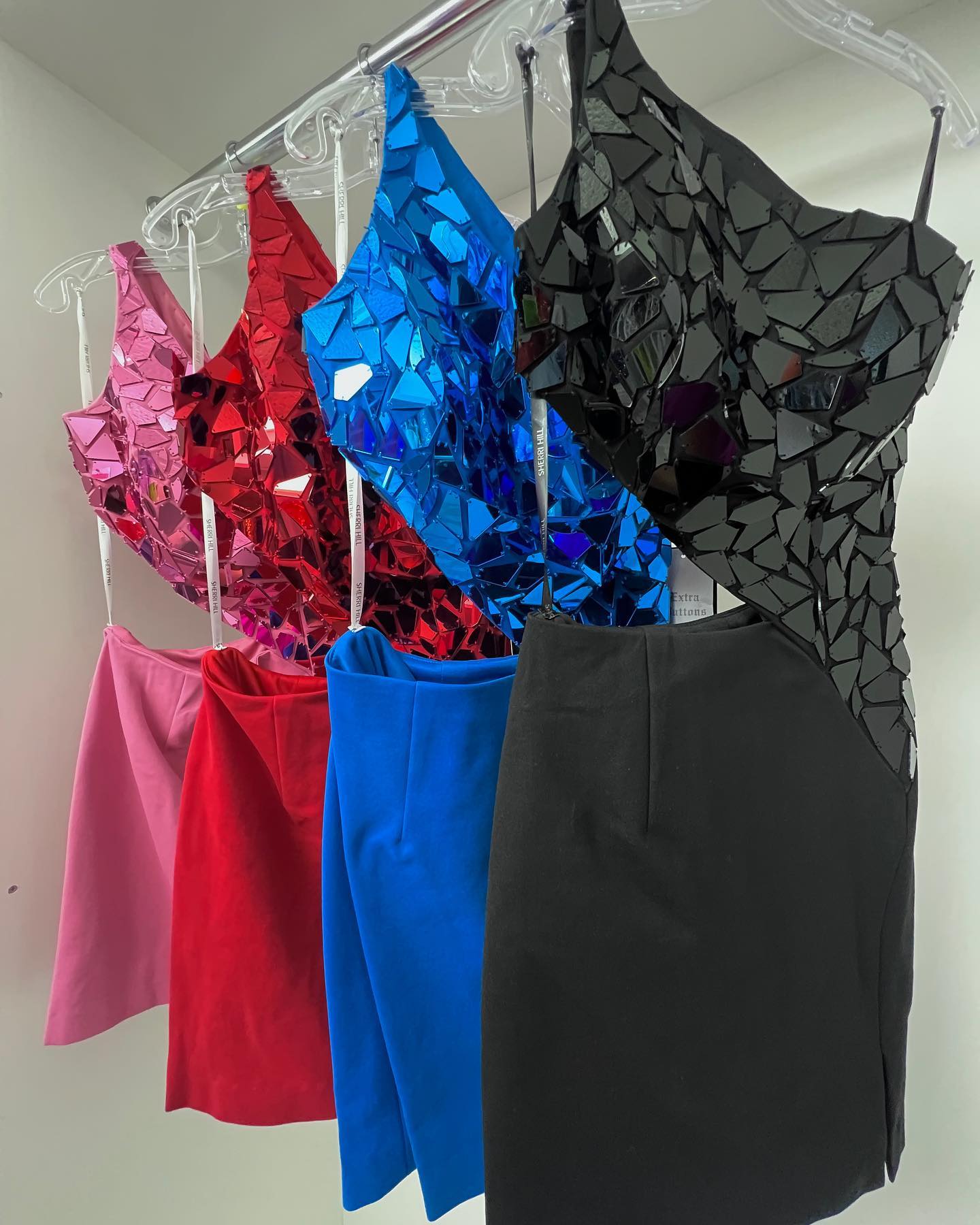Spiegel-Hoco-Kleid 2023, Glasausschnitt, für formelle Anlässe, Cocktailparty, Heimkehr, Festzug, kurzes Abschlussball-Tanzkleid, schwarze Pfauen, rosa, roter Mantel, einschulterig, 2k23, geteilt
