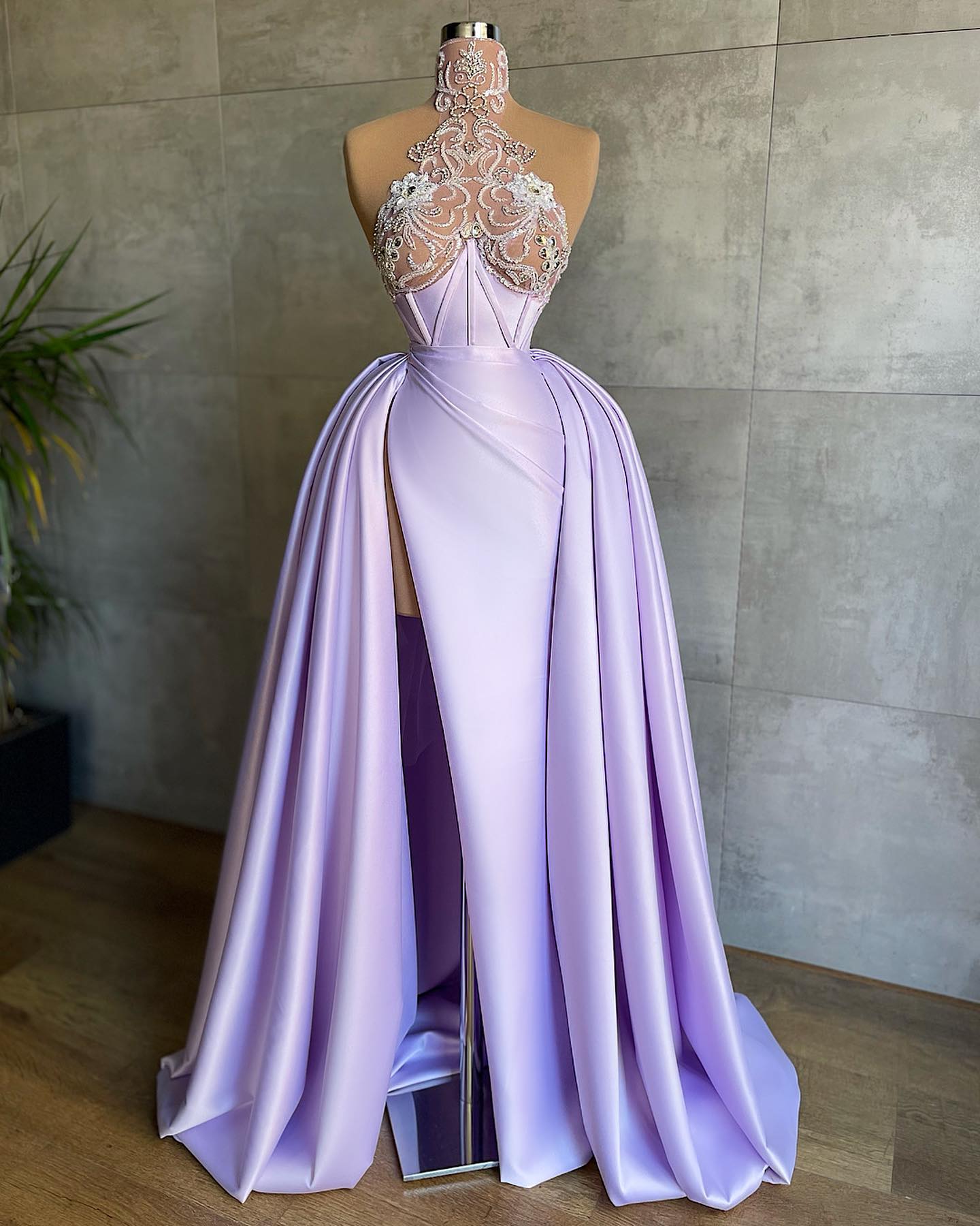 Lila sjöjungfrun aftonklänningar ärmlös hög hals halter satin golv längd glittrande pärlor applikationer paljetter kändis sidoslits plus size party prom klänning