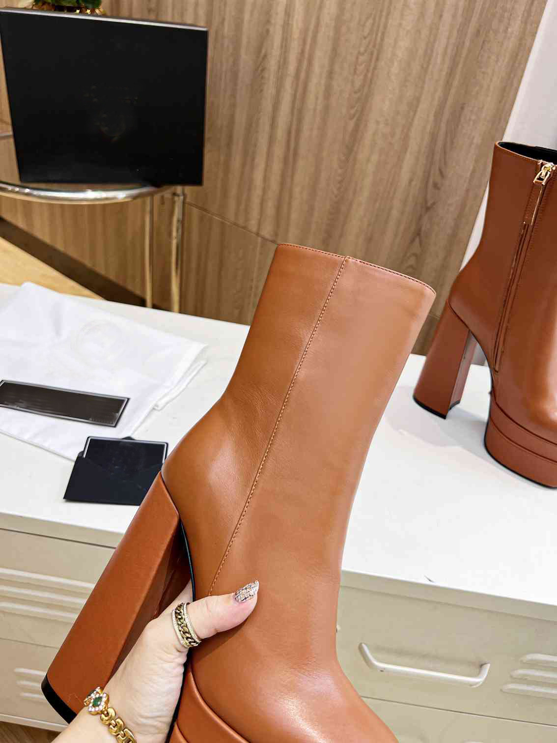 Bottes en cuir de styliste Queen pour l'automne et l'hiver, nouvelles chaussures en cuir à semelle très épaisse, bottes classiques de Haute Couture avec boîte