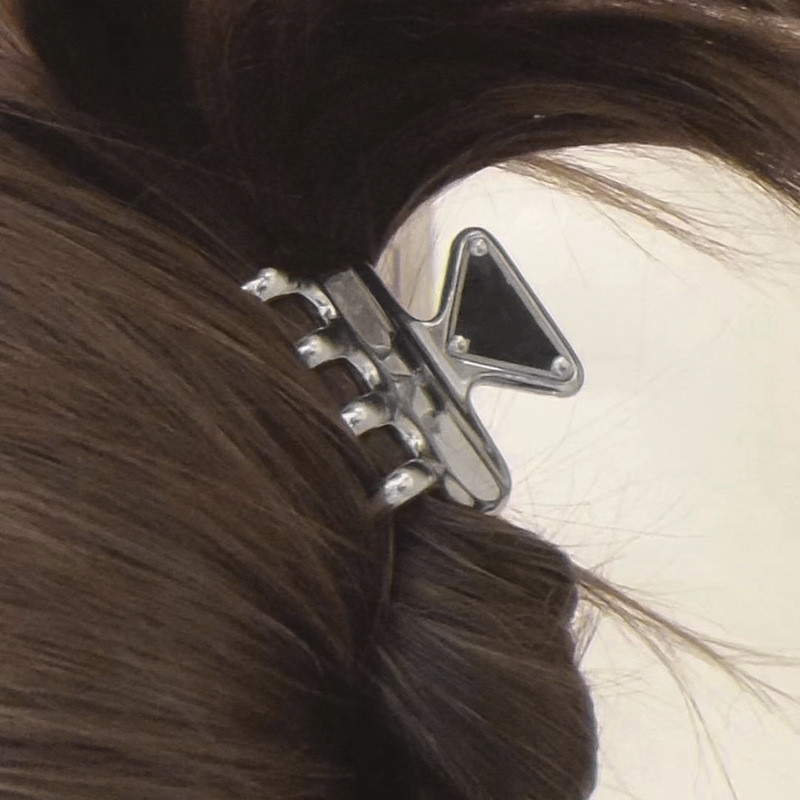 P098 grampos de cabelo femininos populares com letras P triangulares grampos de design para meninas presente ouro prata cores opção clipes de qualidade