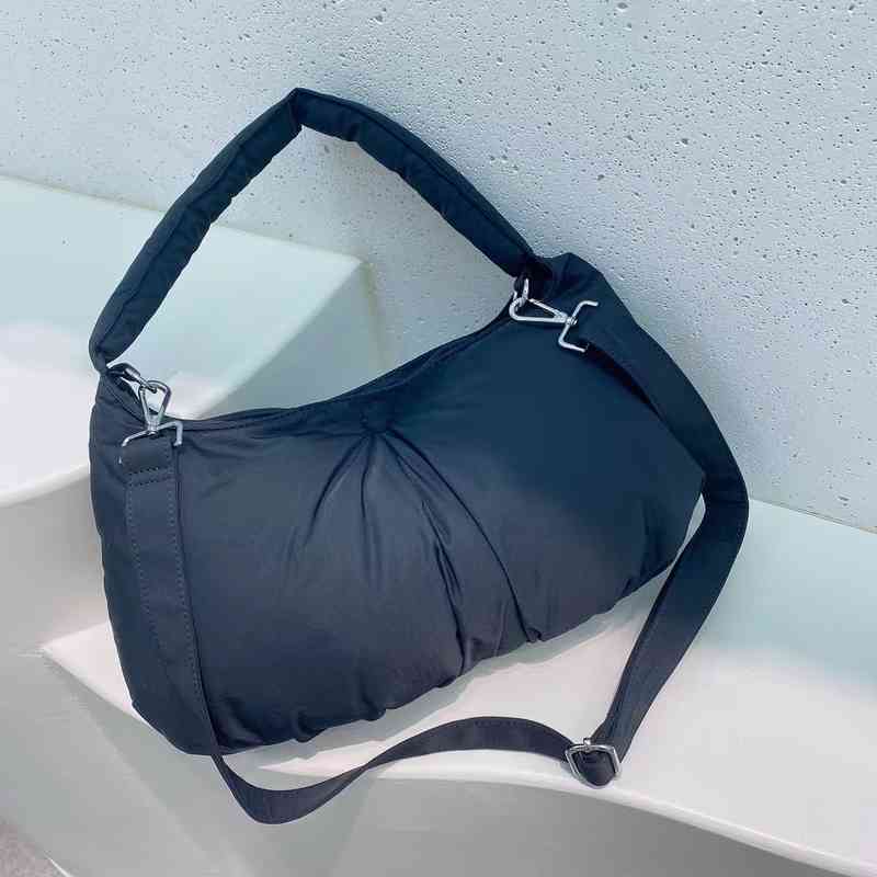 HBP Shoulder Bags Autumn Winter Nylon Cloth Pillow underarm bag Wrinkled Face Personalized Magnetic Suction Female Oblique Cross Bag Advanced 220830