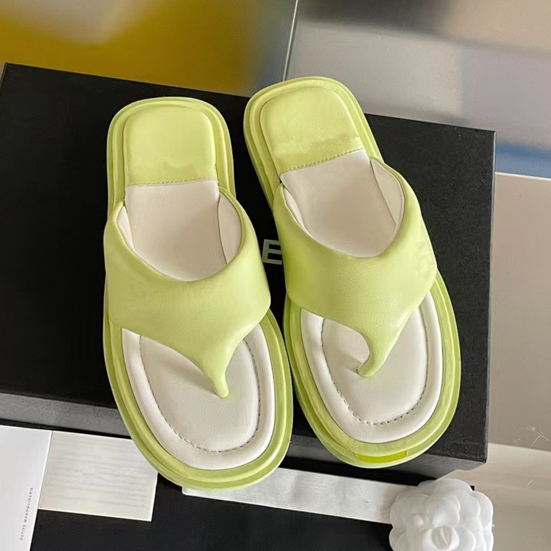 Nowe klapki damskie luksusowy projektant sandały płaskie gumowe buty na plażę grube dno kożuch piankowa podeszwa cukierki kolor chleb japonki 2cm 35-40
