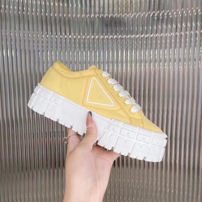 Scarpe da corsa firmate in gabardine Logo triangolare Sneakers in nylon con doppia ruota Scarpe casual con plateau da donna scarpe da ginnastica bianche Quantità superiore con fondo triplo spesso