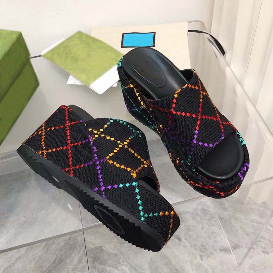 Kadın moda işlemeli tuval tasarımcısı terlikleri çekerek kızlar tuval platformu kama sandaletleri siyah