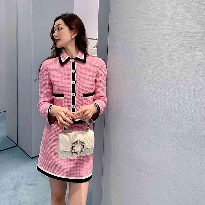Le tracce femminili del designer Miao della famiglia Miao Autumn 2022 Model Zhang Yuanying Short's Coat e Slim Gonirt della stessa pesante industria intrecciata Tweed RKNY