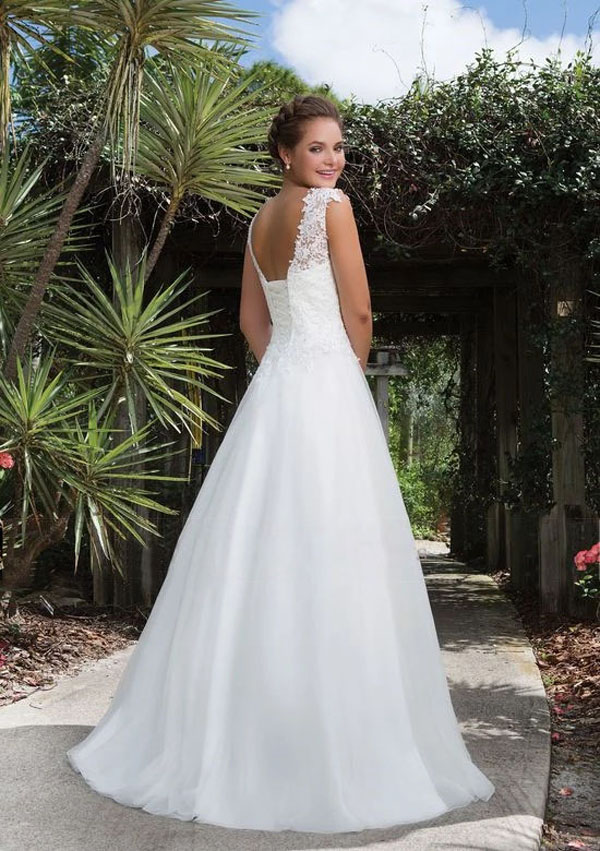can you wear white to a wedding