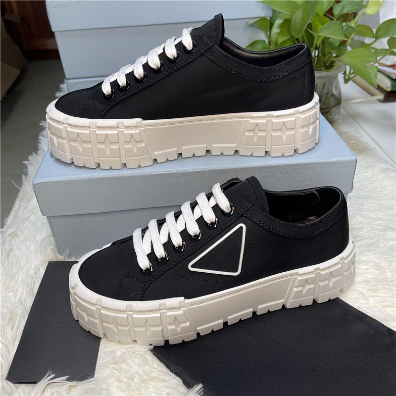 Scarpe da corsa firmate in gabardine Logo triangolare Sneakers in nylon con doppia ruota Scarpe casual con plateau da donna scarpe da ginnastica bianche Quantità superiore con fondo triplo spesso