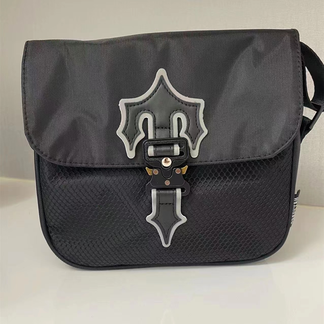 Trapstar 럭셔리 디자이너 가방 Irongate T Crossbody Bag 영국 런던 패션 핸드백 방수 지갑 배낭 토트 메신저 백 스포츠 야외 팩 토트