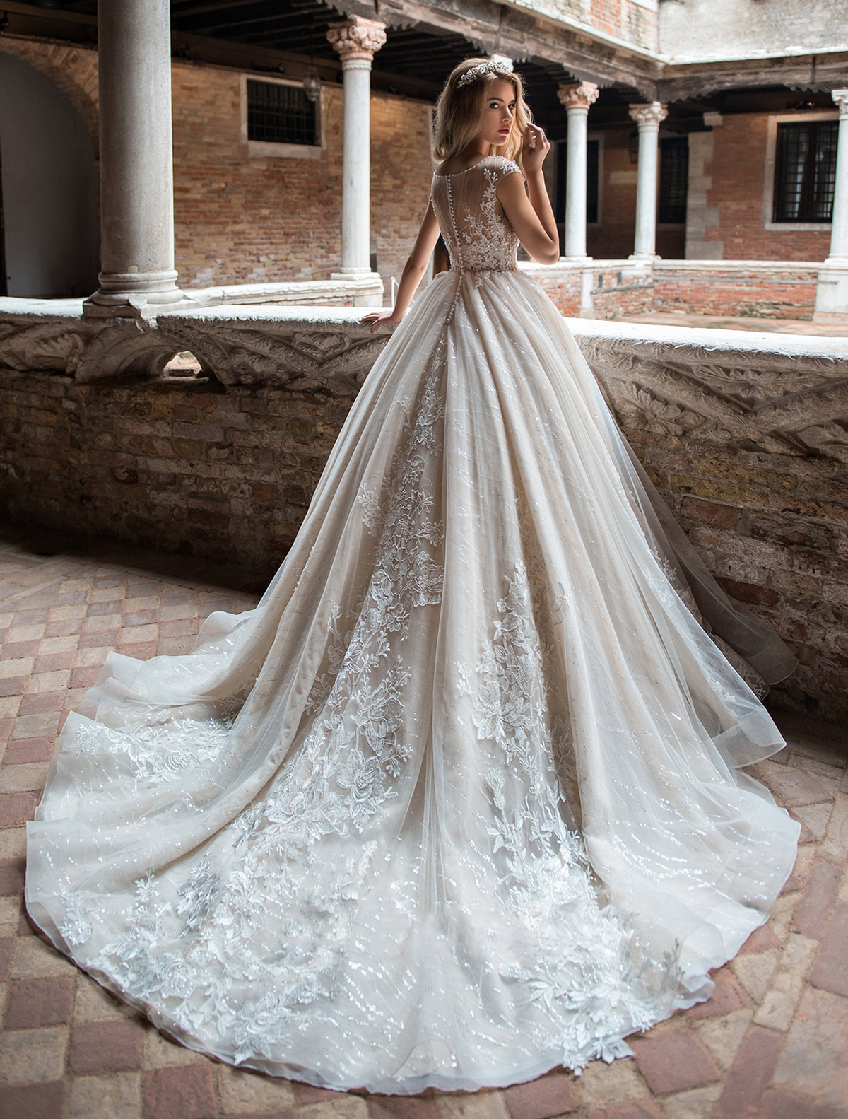Wspaniałe sukienki ślubne A Batau 3D wnioskodawca z koralikowymi krótkimi rękawami warstwowy Tiul Tiul Court Suknia niestandardowa Sukienka dla nowożeńców Plus rozmiar Vestidos de novia