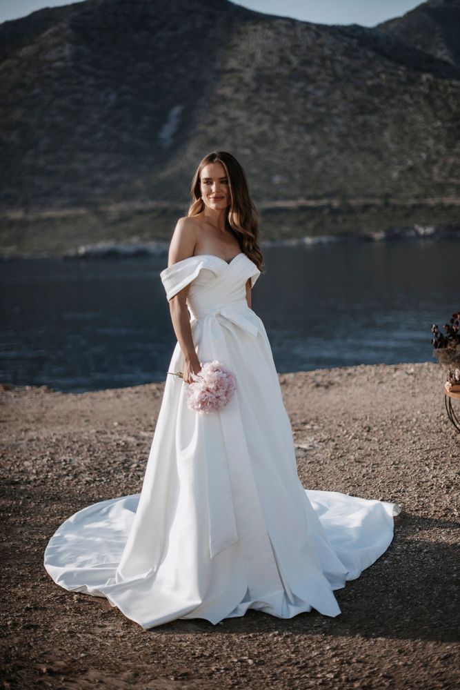 Eleganti abiti da sposa in raso Boho Garden A Line le donne con spalle scoperte avorio increspato Abiti da sposa moderni Abiti da sposa semplici sexy con spacco alto Robes de Mariee CL1531