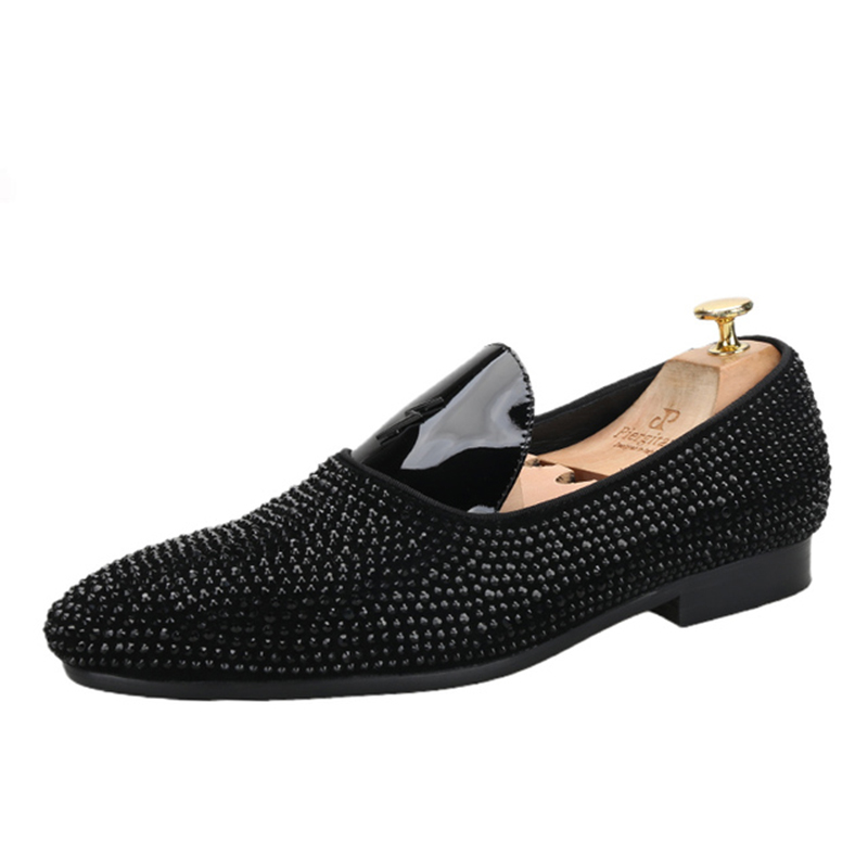 Scarpe eleganti Mocassini da uomo in pelle scamosciata nera con cristalli artificiali fatti a mano Lo stesso modello di pantofole da fumo slip-on