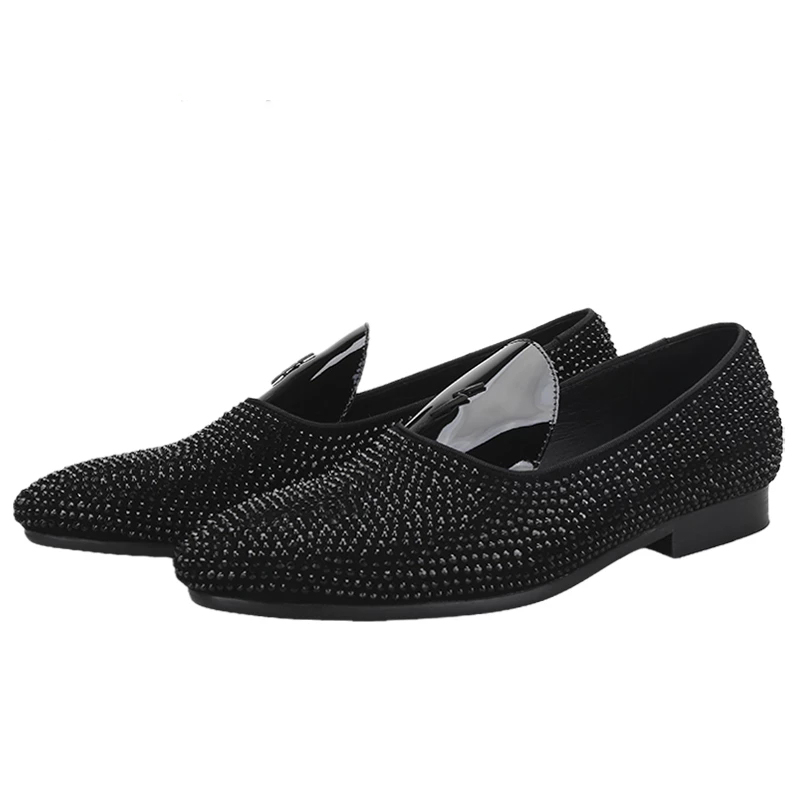 Scarpe eleganti Mocassini da uomo in pelle scamosciata nera con cristalli artificiali fatti a mano Lo stesso modello di pantofole da fumo slip-on