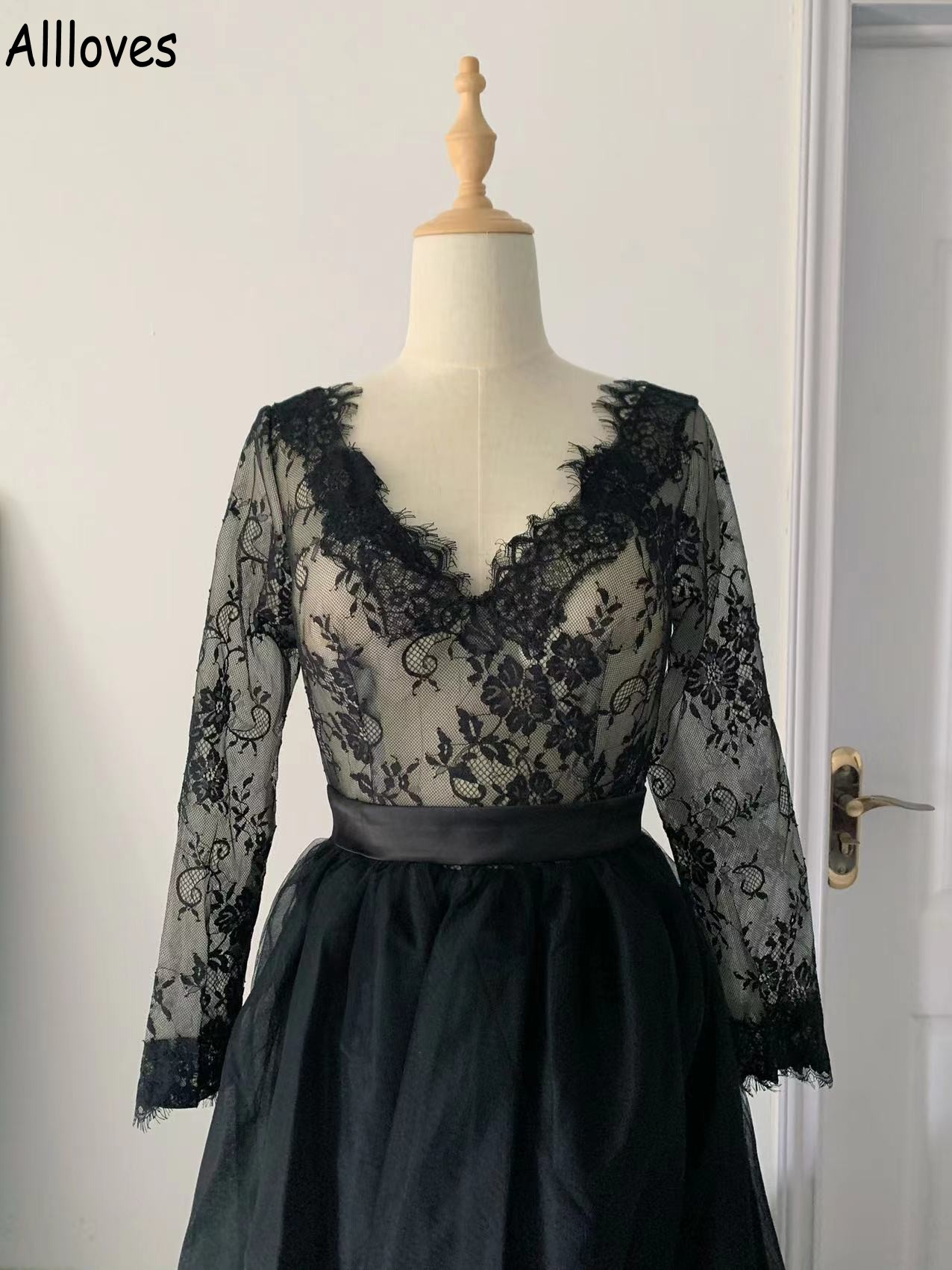 Vintage gothique noir une ligne robes de mariée avec manches longues sexy col en V profond dos ouvert robes de mariée dentelle tribunal train mariée Secon3068560