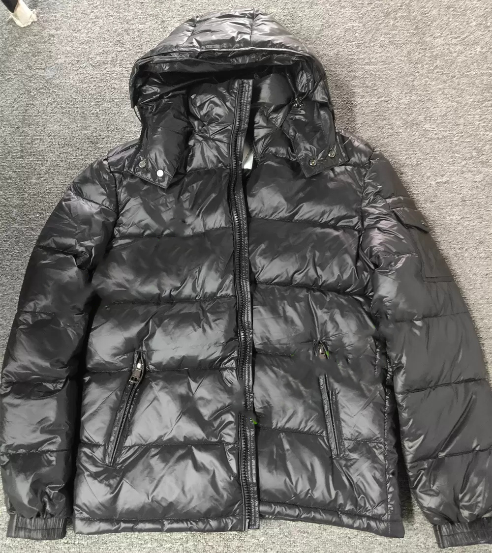 Designer Mens Down Jacket Parkas Black Purffer Coats Hooded Moncler Outdoor Feather Outwear Keep Warm Thick Double Zipper White Duck Downs Filling Badge Decoration