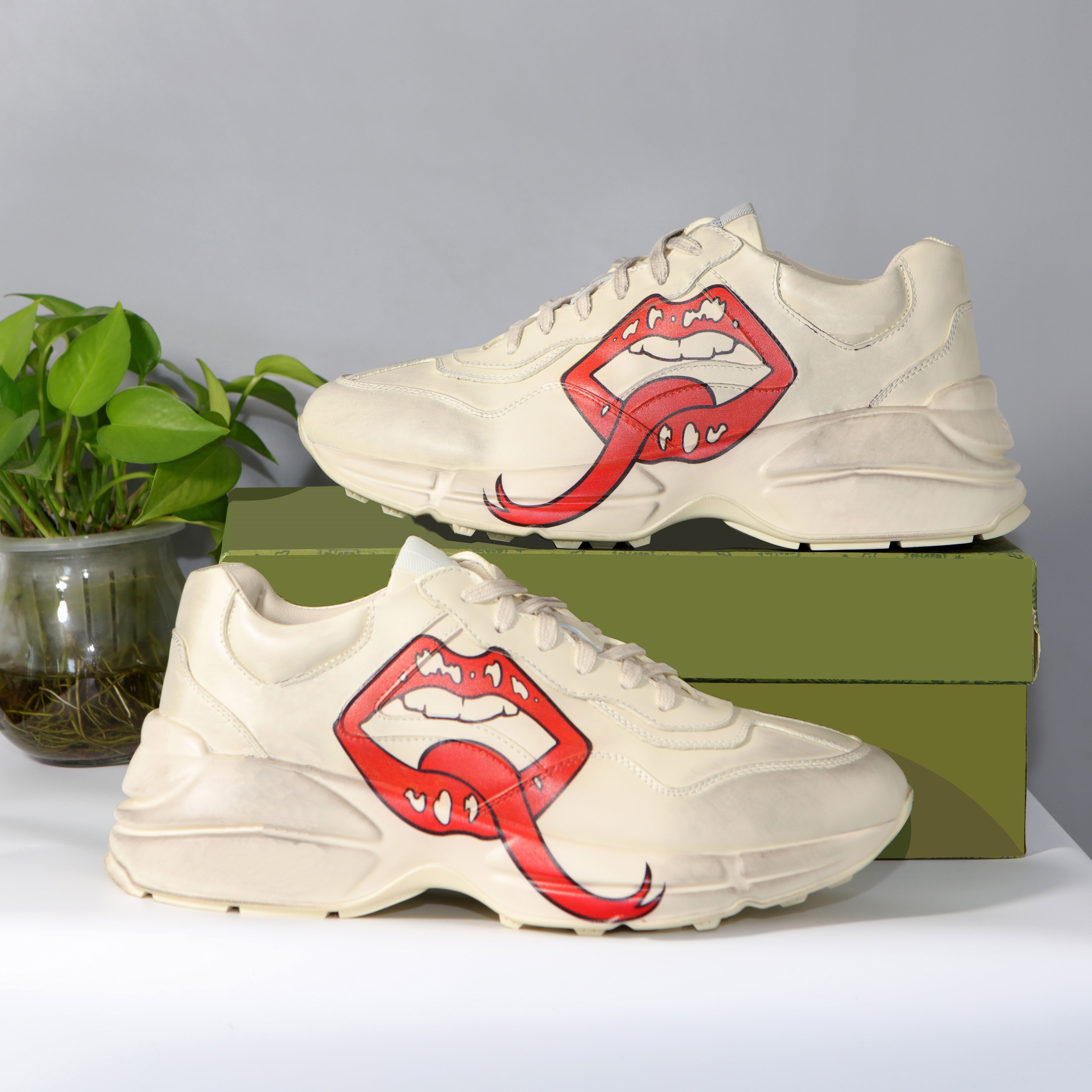 Casual schoenen Rhyton Men Women Itali￫ Top Beige Trainers Vintage Luxe Comfortabele Strawberry Rat Big Mouth Tiger Mesh Dress Dames Designer Sneakers Maat 36-45 U7S2