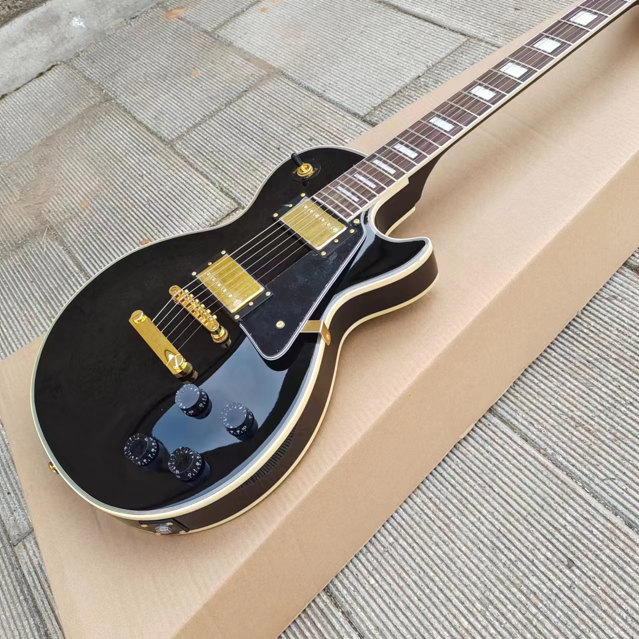 Önerilen elektro gitar siyah caston maun altın aksesuarları ve pikaplar hızlı paketi