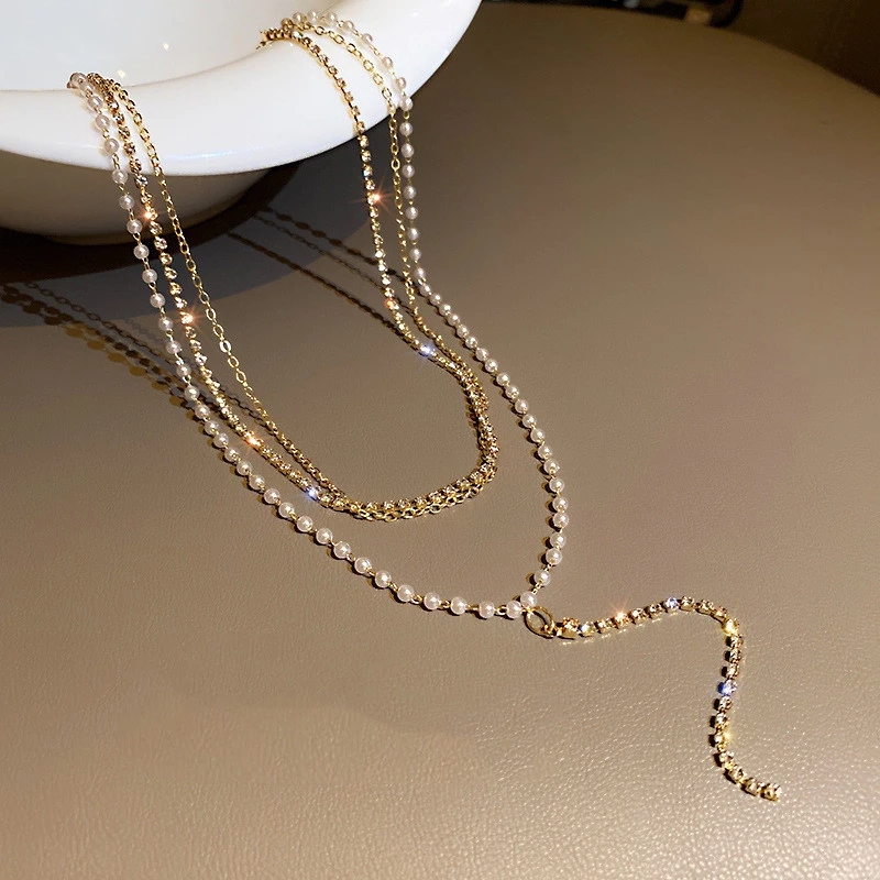 豪華なマルチレイヤーフラッシングクリスタル模倣真珠型ネックレス女性ギフト用の不規則な幾何学的長い鎖骨チェーン