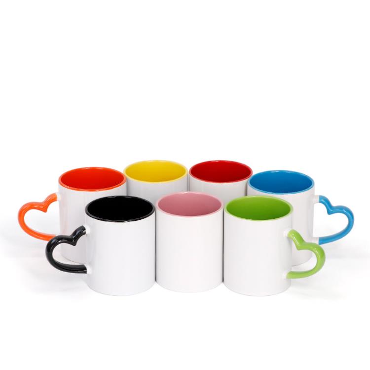 Tasse en céramique de sublimation vierge de 11 oz avec poignée en forme de cœur Tasses en céramique blanche de 320 ml avec revêtement intérieur coloré Bouteille d'eau spéciale Tasse à café SN420