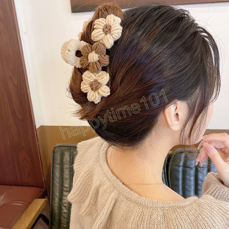 Morsetti da donna Artiglio capelli con fiori intrecciati fatti a mano Fermaglio capelli in peluche autunno inverno Moda Testa posteriore Clip di squalo Copricapo