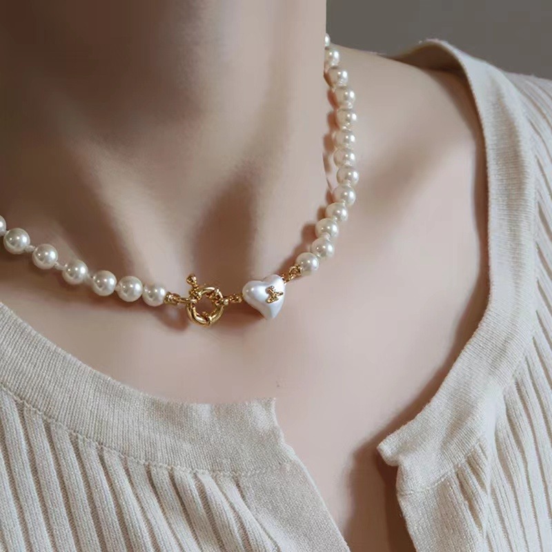 Słynny brytyjski projektant Pearl Naszyjnik Choker Letter-V Wisiant Naszyjnik 18K Gold Plated 925 Srebrna biżuteria tytanowa na Wome267B