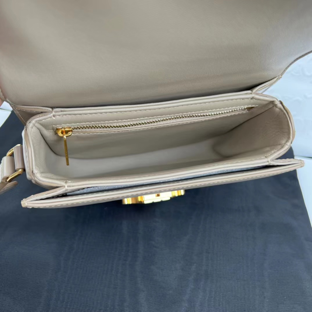 2023 TEEN Designer sadelväskor glänsande koläder Axelväska cross body handväska tote Lyxflik messenger bag plånböcker TRIOMRHE handväska mental logotyp