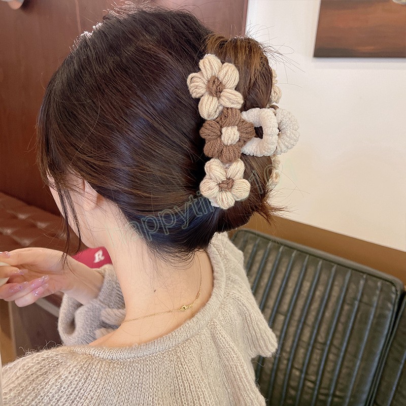 Kadınlar Kelepçeler El yapımı Dokuma Çiçek Saç Pençesi Sonbahar Kış Peluş Saç Klip Moda Arka Kafa Köpekbalığı Klipler Maşaya
