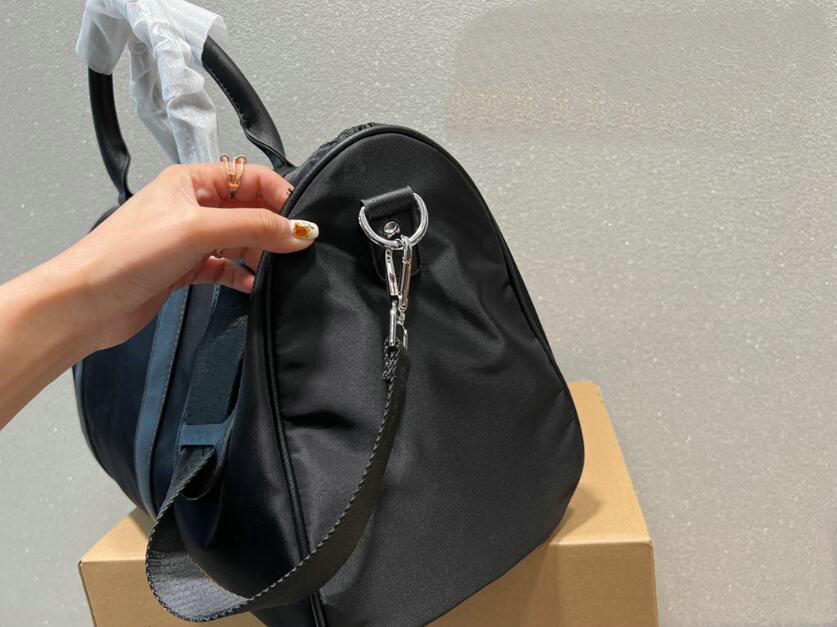Designer Nylon Duffle Bags Unisex großer Kapazität Reisetasche Rucksack Handtasche Schwarzer Sportpaket tragbare Wochenendhandtasche SHO290N