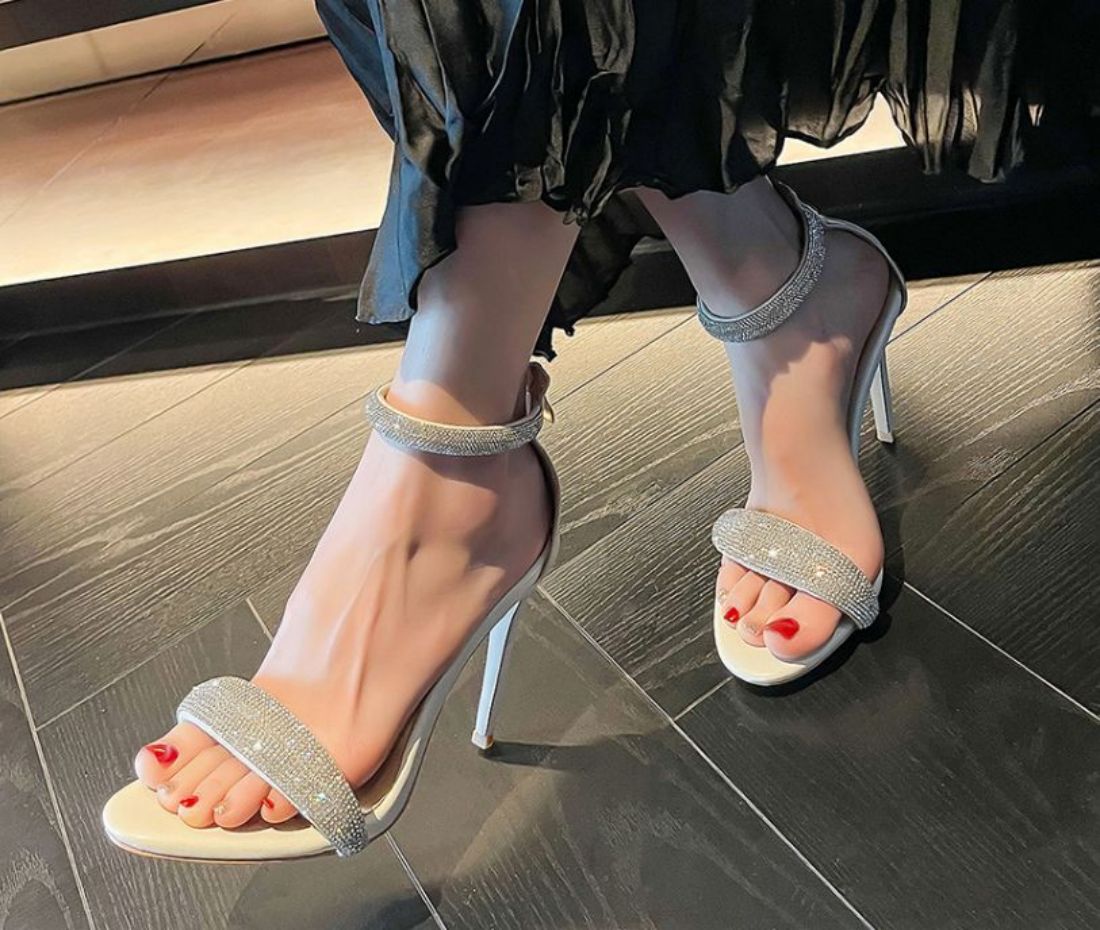 2022 enkel stil ett ord sandaler kvinnors sexiga smala h￤l tillbaka dragkedja h￶gklackade skor