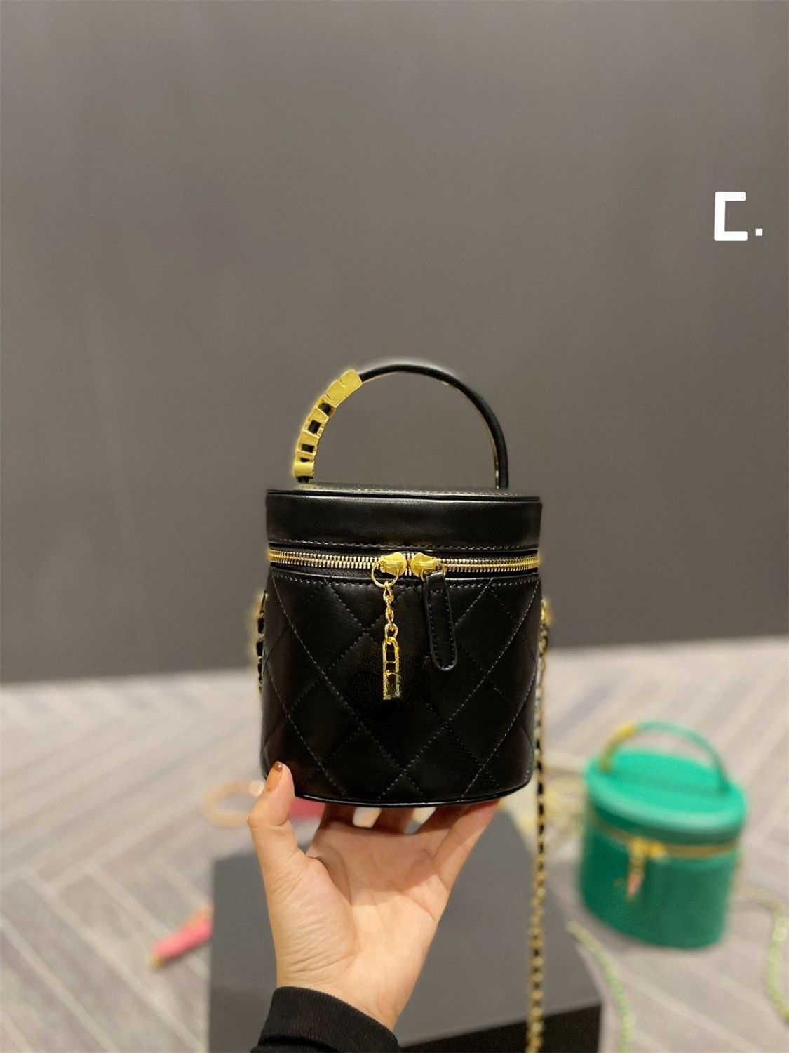 Bolsos de diseñador de lujo para mujer 2023 Nueva moda Retro Bolsa de cubo ovalada Textura Cadena de hombro dorada Todo Bolsos de hombro portátiles Venta directa de fábrica