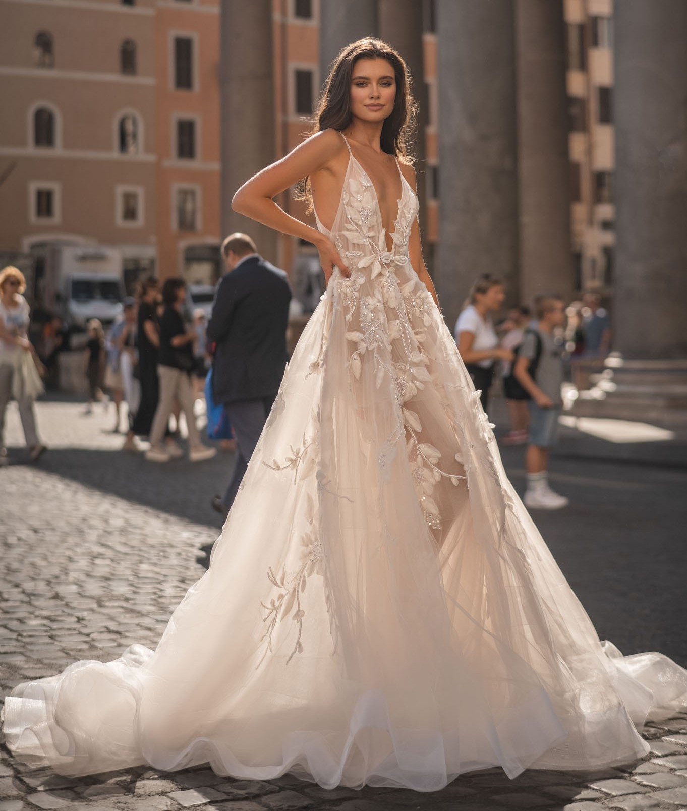 Berta Abiti da sposa senza schienale Abiti da sposa con perline Paillettes Sheer Scollo a V profondo Appliquato in pizzo A Line Sweep Train Tulle Vestido De Novia