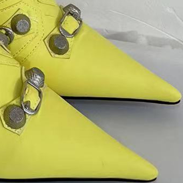 Avrupalı ​​ve Amerikan sivri uçlu yüksek topuklu kadın sandaletler moda perçinleri yeni bahar yaz seksi kadın ayakkabıları