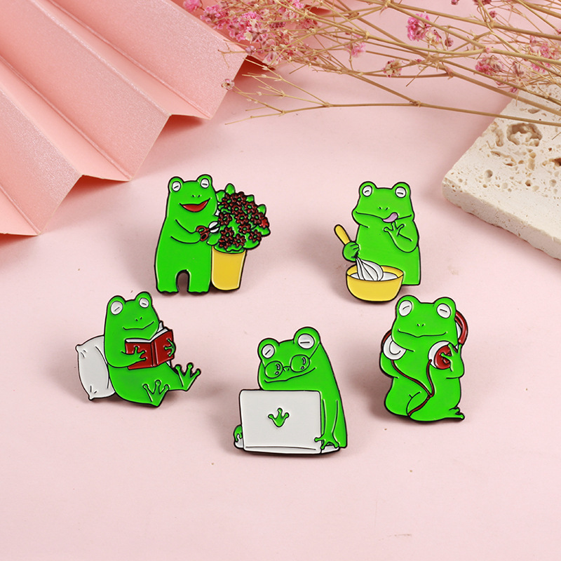 Klädtillbehör Emaljbrosch Pin Frog Grow Flowers Läs böcker härliga grodor Daily Life Cartoon Badge Roliga smycken Jumper Jeans Brosches Pins