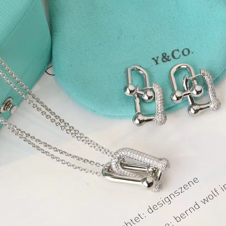 Luxury Designer Necklace Shiny Diamond Pendant Fashion Metal Pendants Necklaces Designers Jewelry Popular Ladies Men Love Pendant 304W