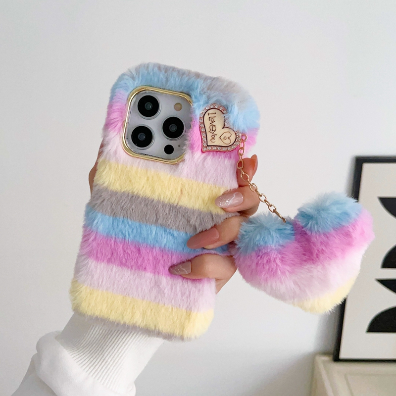 Love Heart Stripes Fluffy Fur Cases pour iPhone 15 14 Pro Max 13 12 11 XR XS X 8 7 Plus Rainbow Soft TPU Animal Bling Diamond Véritable couverture de cheveux de lapin mignon bracelet de mode