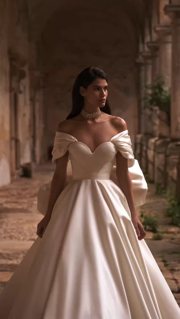 Sexy Beach A-Line Wedding Dresses Off Shoulder Satin Big Bow Backless Open Back Boho Pleats Court Train Bohemian Bridal Gowns