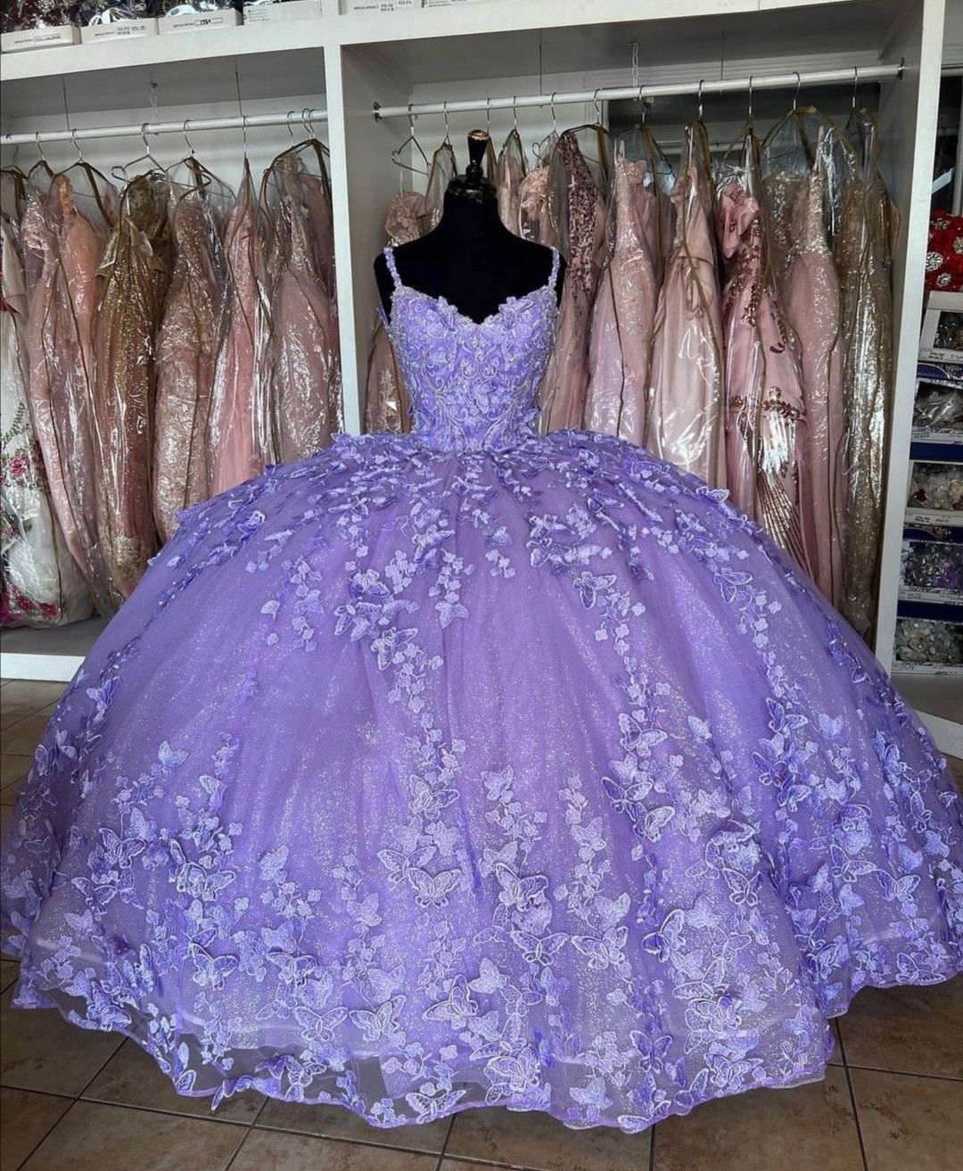 2023 Quinceanera Dresses 보라색 나비 꽃 꽃 레이스 Applique 스파게티 v 넥 볼 가운 저녁 공식 댄스 파티 드레스 Sweet 15 Girls