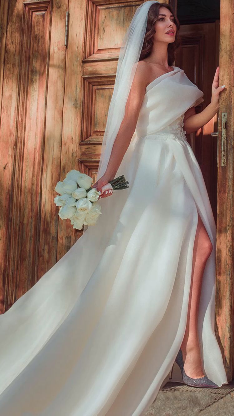 Robes de mariée sexy grande taille plage bohème une ligne une épaule applique à plusieurs niveaux haut côté fendu jardin tribunal train robes de mariée robes de novia sur mesure