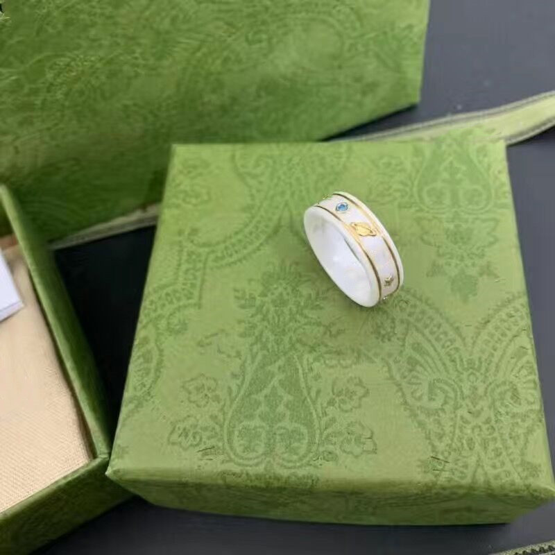 18 -karatowy złoty pierścionek Kamienie Modka Proste pierścionki z literami dla kobiety Para wysokiej jakości materiały ceramiczne Mody Biżuterii Dostaw biżuterii 220s