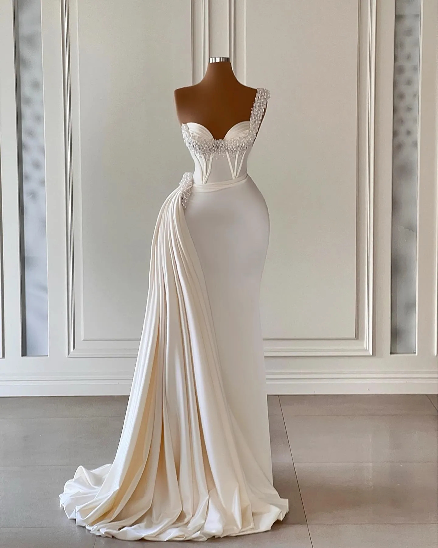 Modern Heavy Pearls Mermaid Wedding Dresses 2023 White Satin One Shoulder Overskirt Train Plus Size Bridal Party Gowns Robe De Marriage