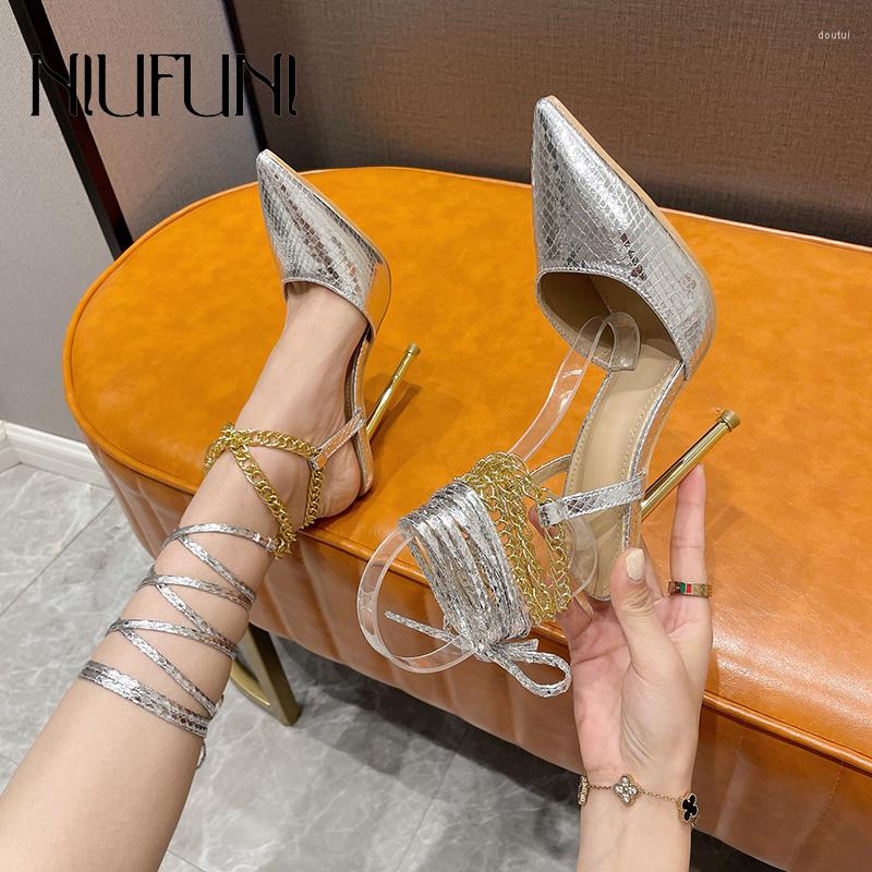 Elbise ayakkabıları niufuni stiletto yüksek topuklu moda sivri uçlu gümüş pullu kumaş kadın sandalet metal zincir kilit ayak bileği kayış slingback