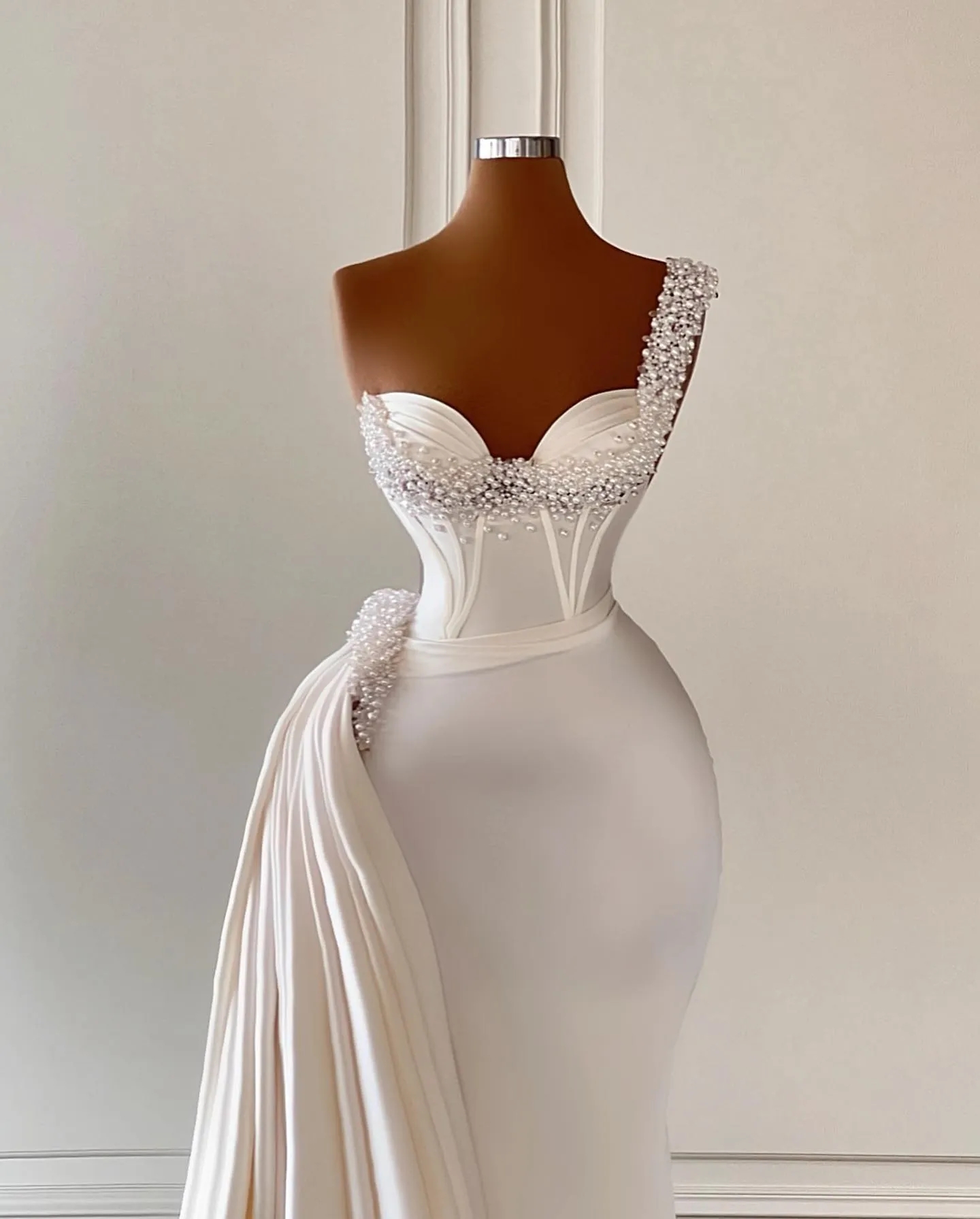 Modern Heavy Pearls Mermaid Wedding Dresses 2023 White Satin One Shoulder Overskirt Train Plus Size Bridal Party Gowns Robe De Marriage