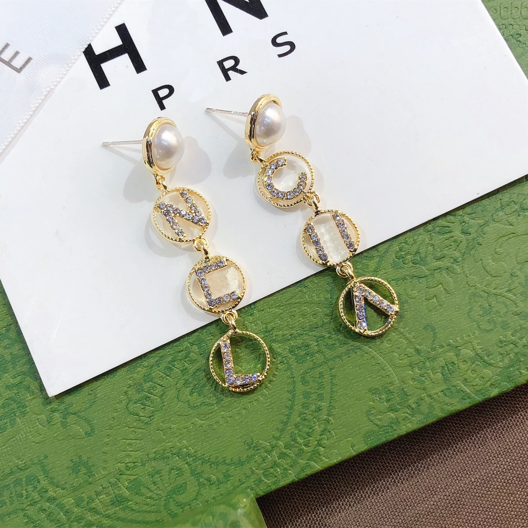 Orecchino a forma di lettera asimmetrico di marca di moda Orecchini di perle di diamanti classici di lusso Coppia di orecchini di amore premium Accessori regalo 234k