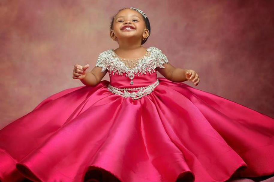 2023 Fuchsia Flower Girls Dresses for Weddings Scoop Neck Illusionキャップスリーブレースアップリケクリスタルビーズバースデーチルドレンガールページェントガウン