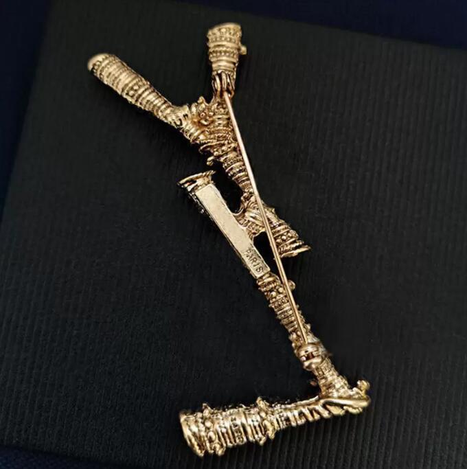 Luksusowy projektant mody mężczyzna kobiet broszka przypinki marka złota litera broszka Pin garsonka szpilki dla pani specyfikacje projektant biżuterii