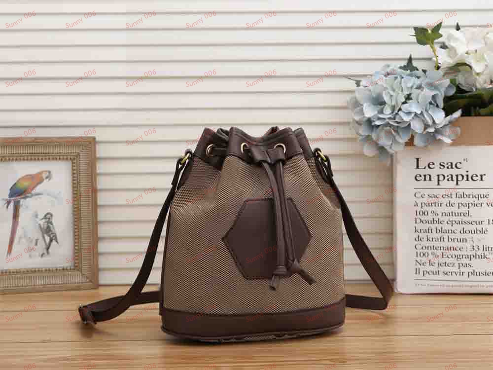 High Quality Bucket Bag Niche Designer Bag Popular New One Shoulder Crossbody Bags Luxury Fashionable Atmosphere Hand Handle Tote