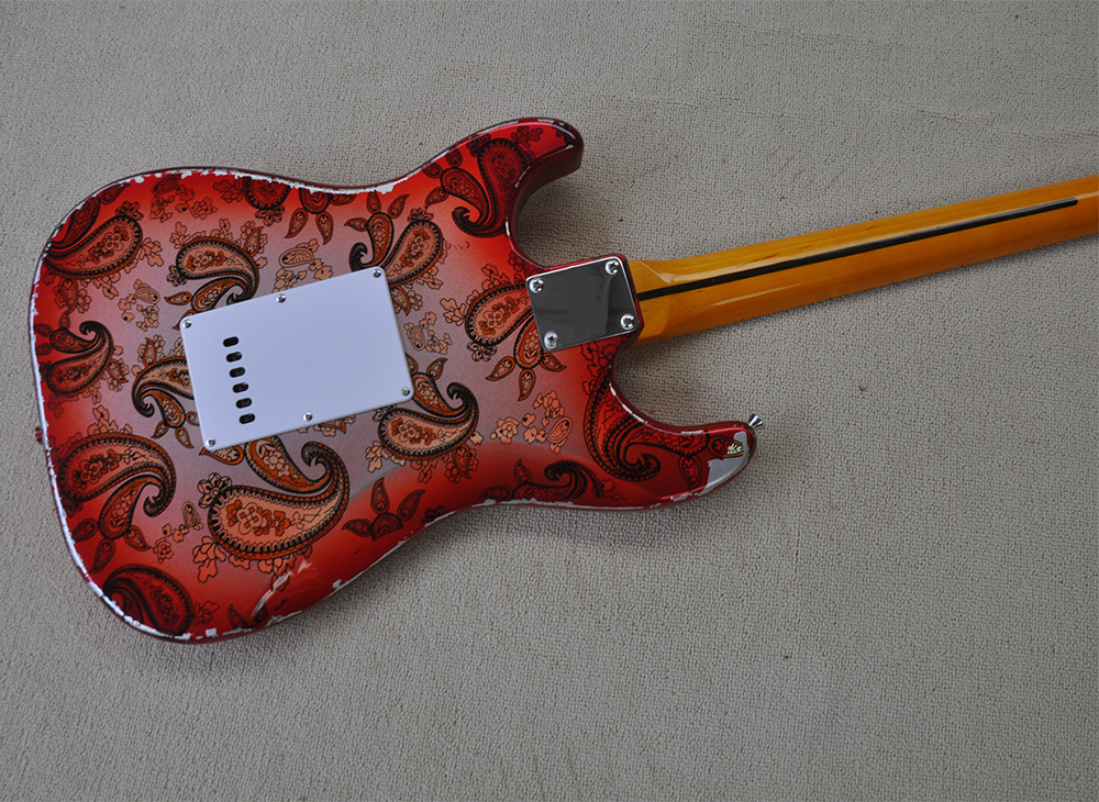 Czerwoną gitarę elektryczną z naklejką kwiatową żółtą podstrunutkę klonu można dostosować