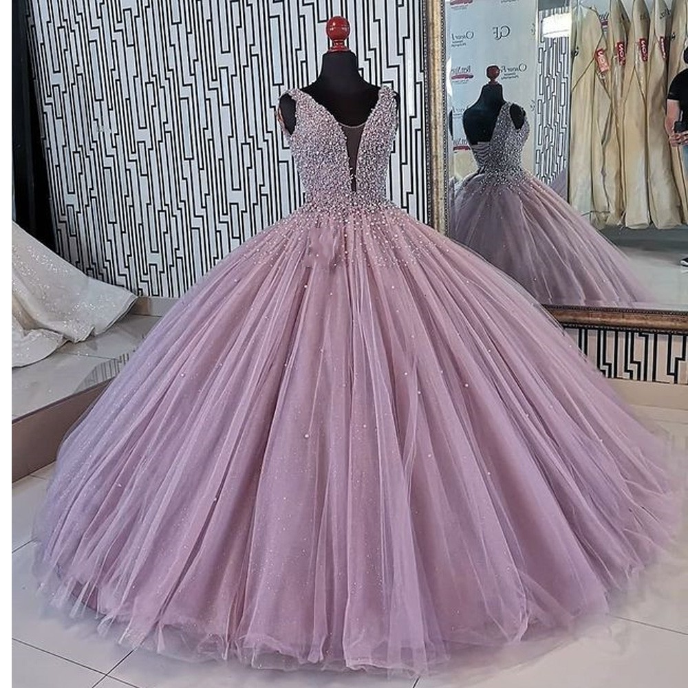 2023 Modest Blush Pink Wedding Dresses Birdal Ball Gowns Pärlade pärlor som kastar V-ringning Öppen bakre festklänning för Bride Tulle